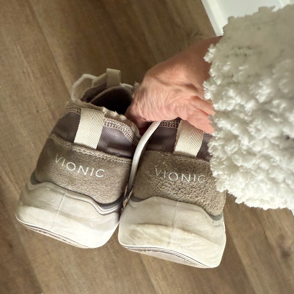 Vionic Women’s Sneakers - Picture 2 of 4